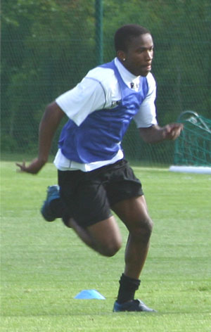 Transferts : Perrier-Doumbé finalement à l'essai à Bolton, Nguéma pisté par plusieurs clubs