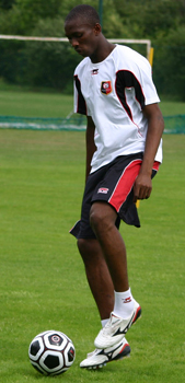 Stéphane Mbia prolonge jusqu'en 2010