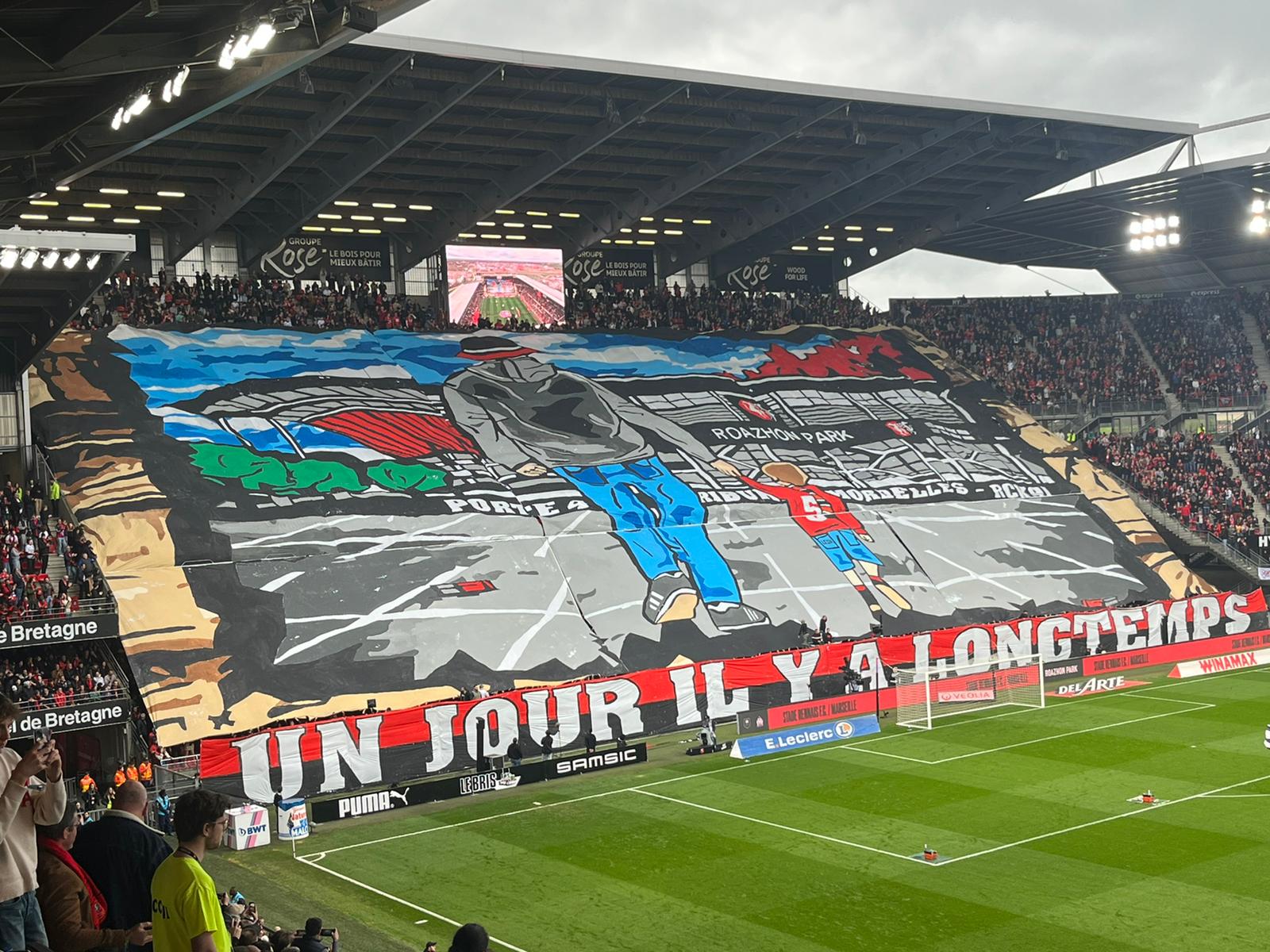 FC Nantes - Stade rennais : les joueurs accueillis par les supporters à Rennes après le derby ! thumbnail