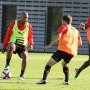 Stéphane Dalmat pose le pied sur le ballon