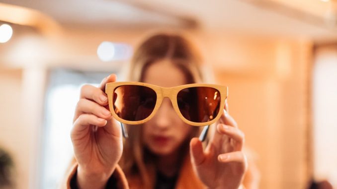 Lunettes de soleil en bois