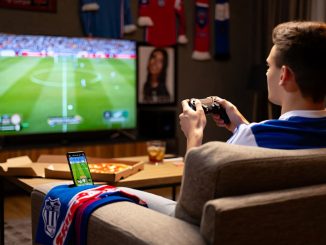 Fan de football jouant aux jeux vidéos