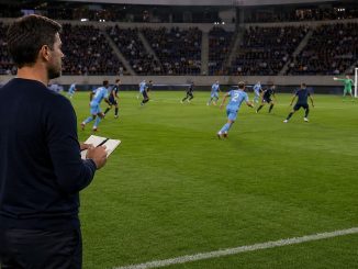 Entraîneur debout sur la touche